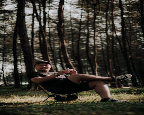 Seseorang menikmati waktu istirahat santai di alam