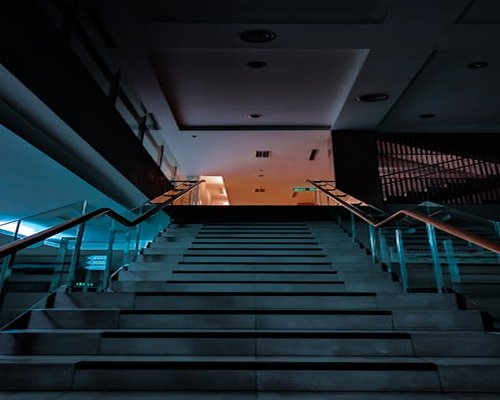 Aktivitas di tangga kantor